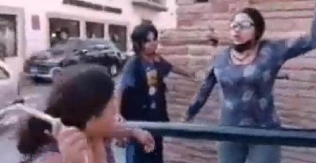 Video: Mujeres indígenas corren a feministas a latigazos de una iglesia