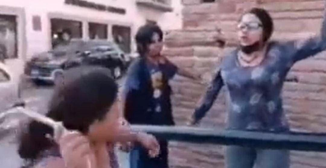 Video: Mujeres indígenas corren a feministas a latigazos de una iglesia