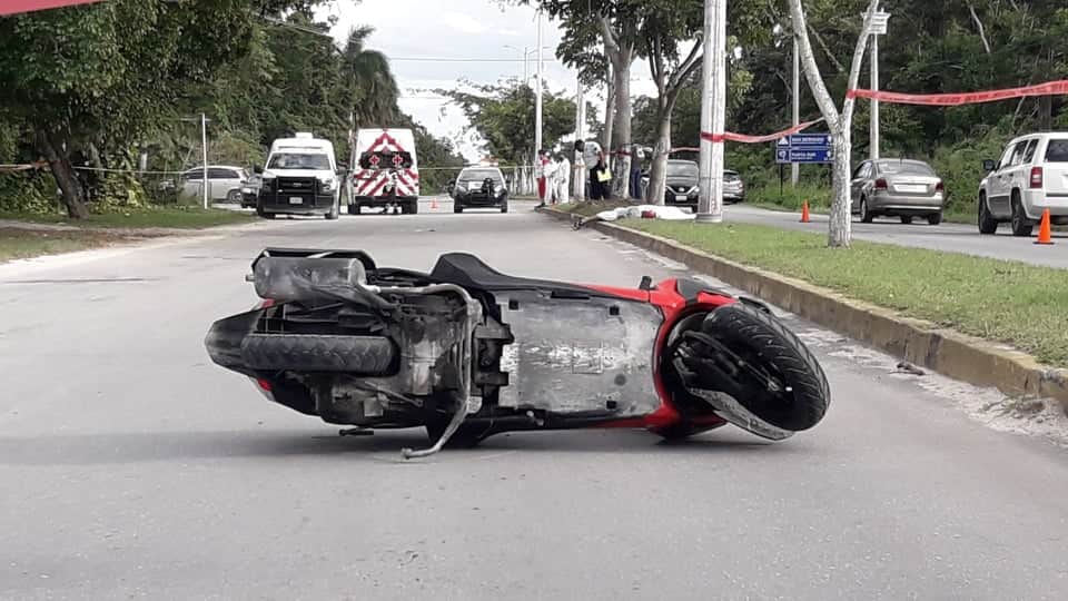Fallece turista en Cozumel al chocar en motocicleta contra árbol