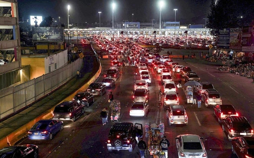 VIDEO: Mexicanos hacen largas filas por varias horas para cruzar frontera con EU