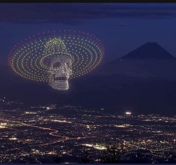 Falso espectáculo de luces con drones del Día de Muertos en la Ciudad de México