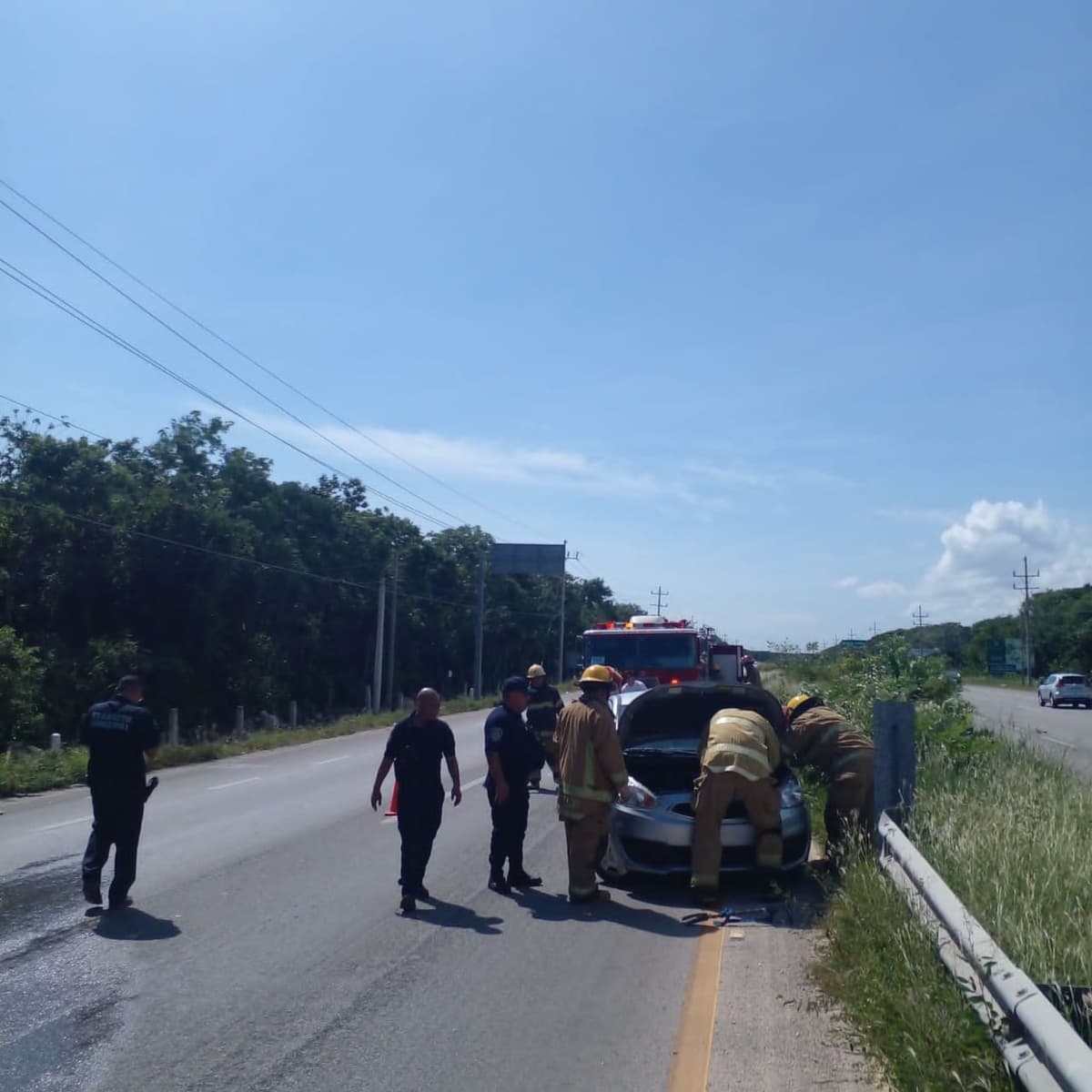 Camión causa carambola en carretera de Tulum y se da a la fuga