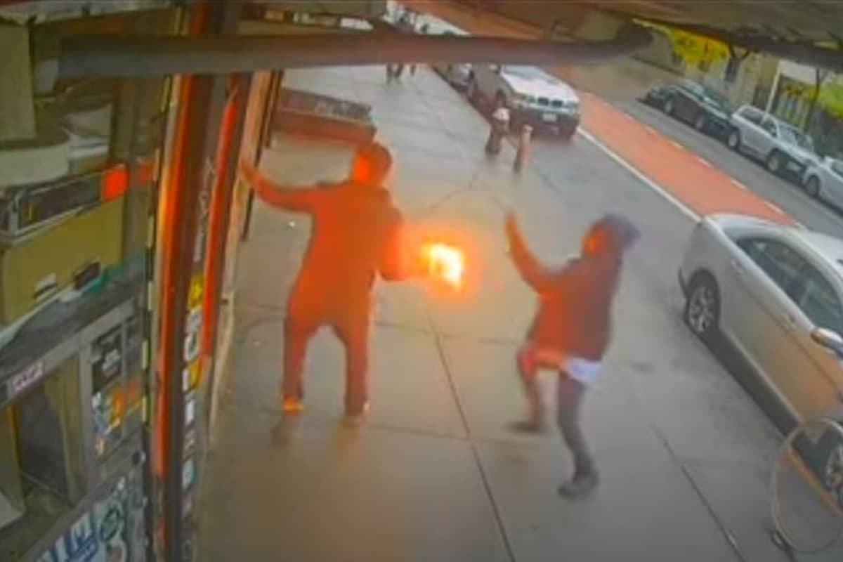 VIDEO: Sujeto lanza bomba molotov a una tienda tras discutir con los empleados
