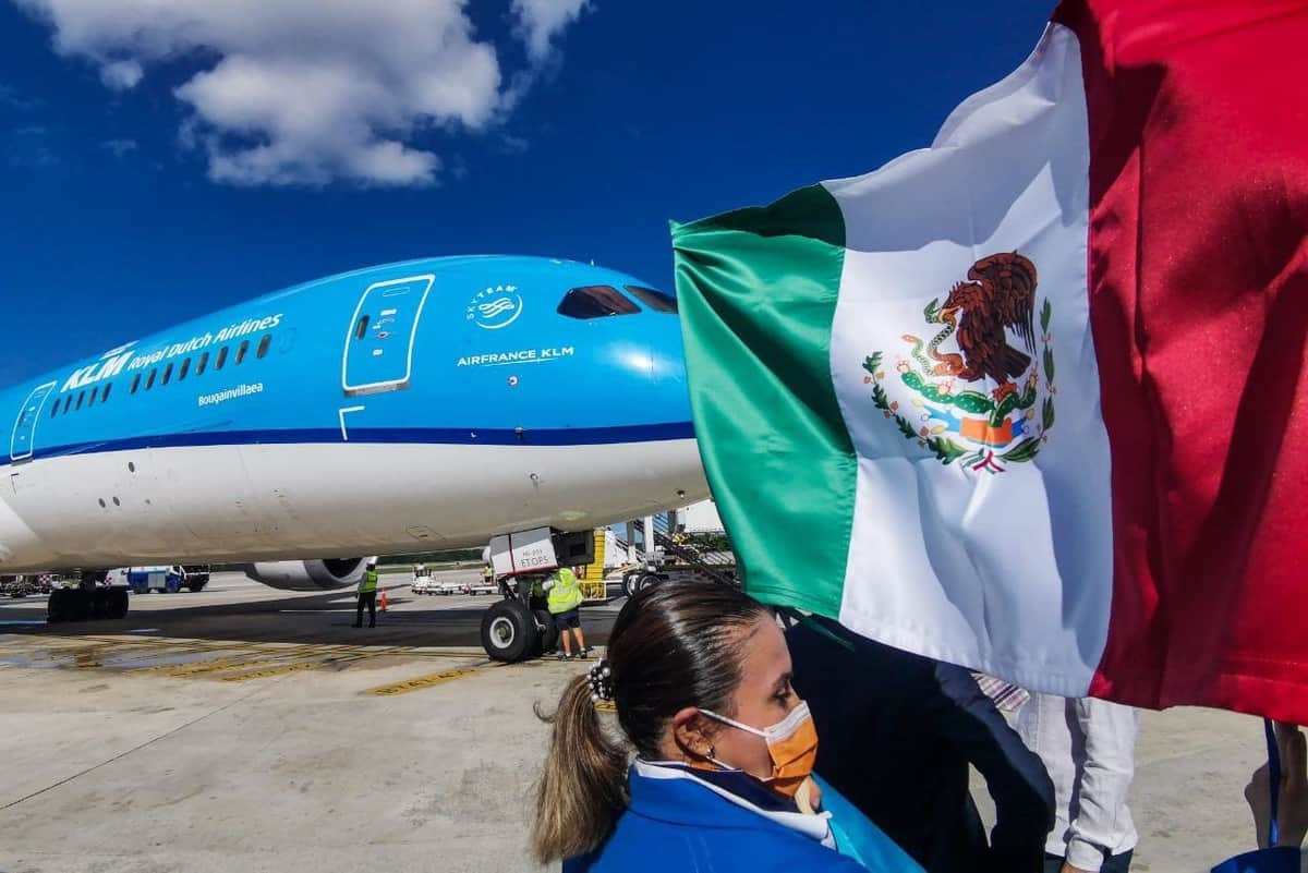 Reciben autoridades nuevo vuelo de Ámsterdam a Cancún