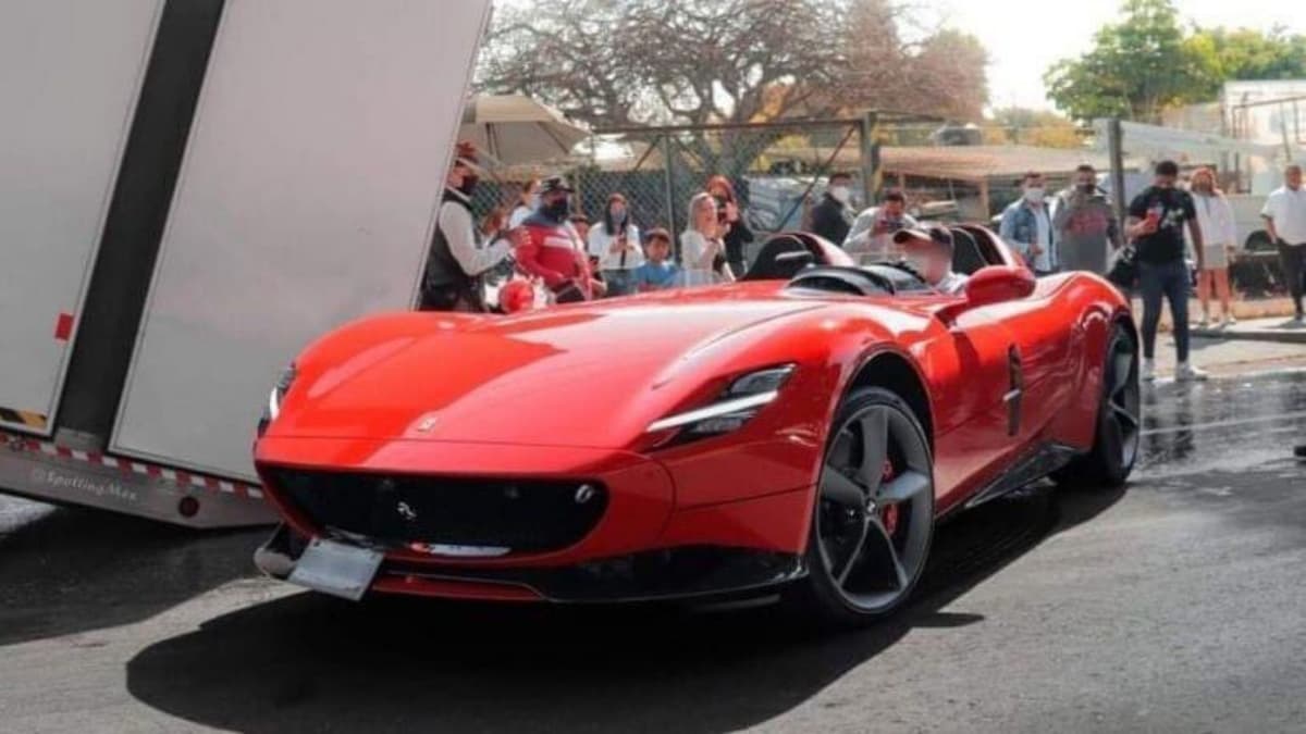 Tráiler lleva un Ferrari de la CDMX a Morelos para verificarlo, se ahorraron 1 mdp