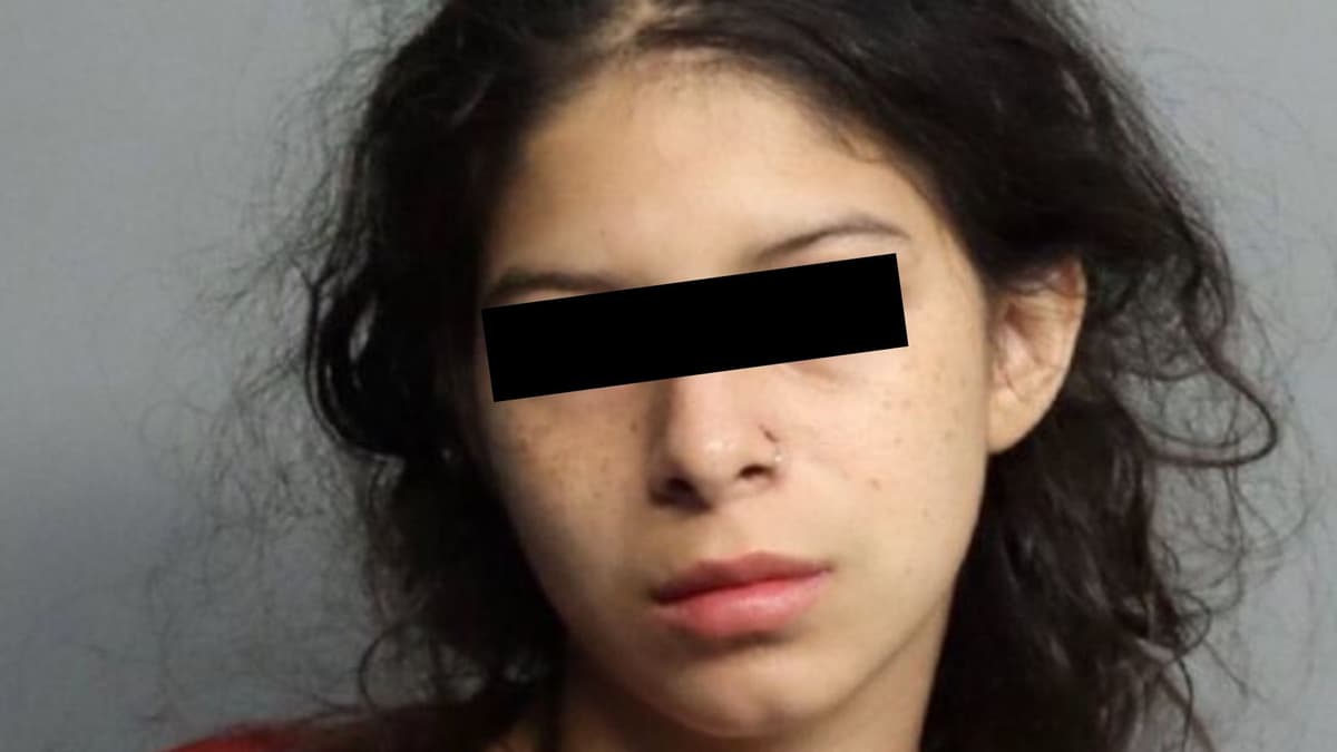 Mujer abandona a su hija frente a una cafetería, la detienen y no podrá verla