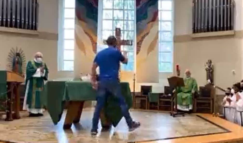 VIDEO: Se pelea con sacerdote en el altar de una iglesia porque le pidieron usar cubrebocas