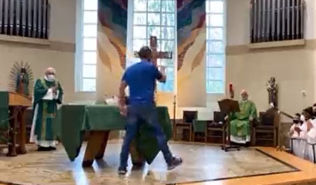 VIDEO: Se pelea con sacerdote en el altar de una iglesia porque le pidieron usar cubrebocas