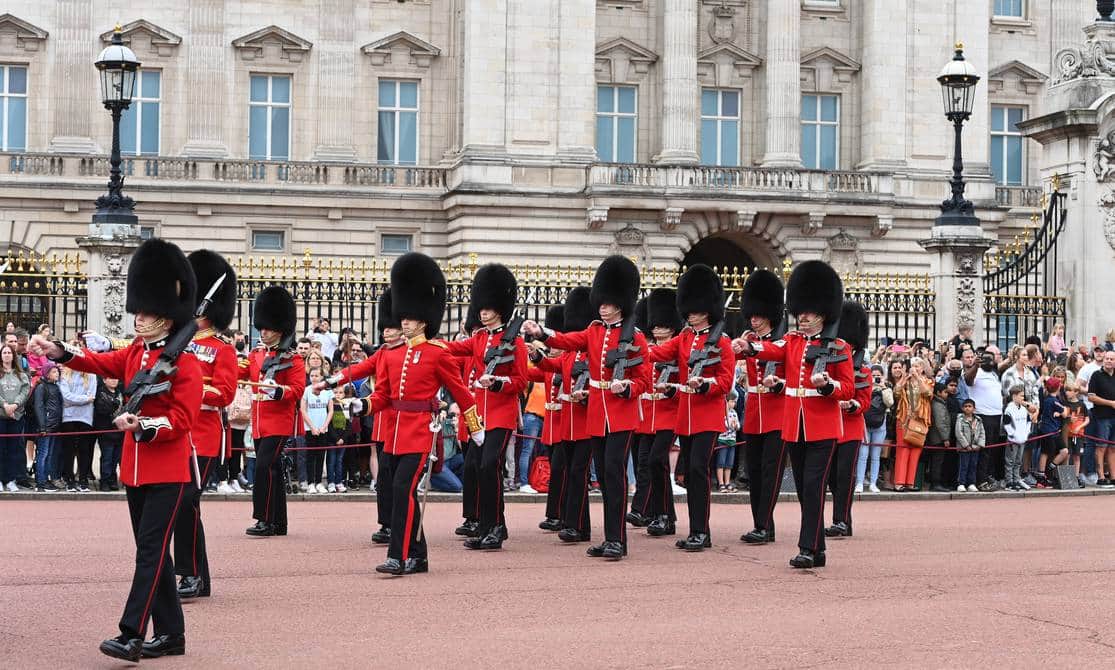 Guardia de la reina Isabel II derriba a un niño distraído frente a la Torre de Londres