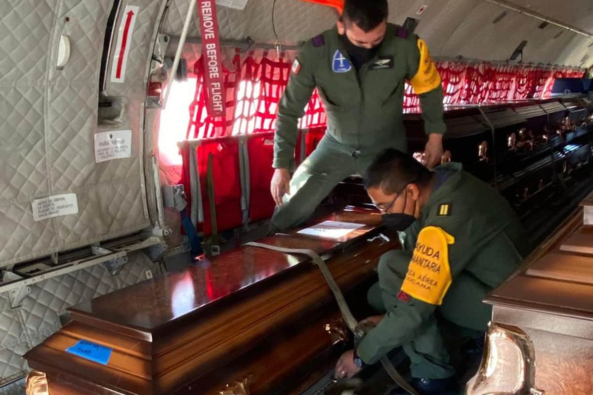 México repatrió los cuerpos de 15 migrantes guatemaltecos tras volcadura de tráiler en Chiapas
