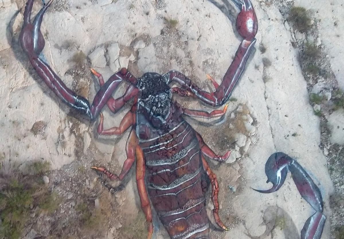 Artista urbano crea escorpión gigante en el Cerro de las Noas de Torreón