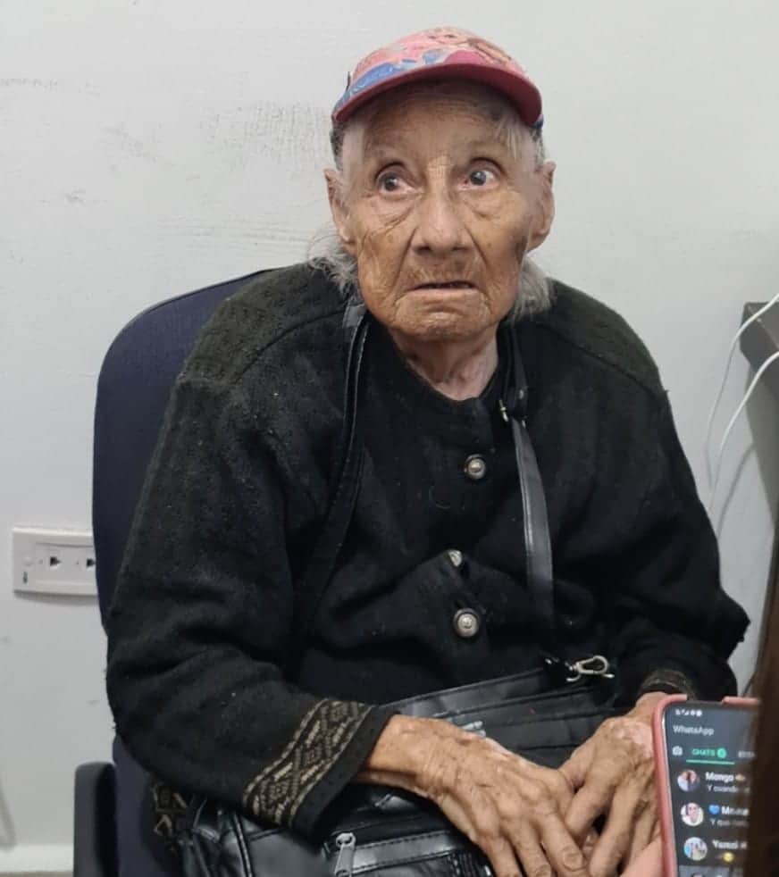 Buscan a familiares de abuelita abandonada en playa de Puerto Morelos