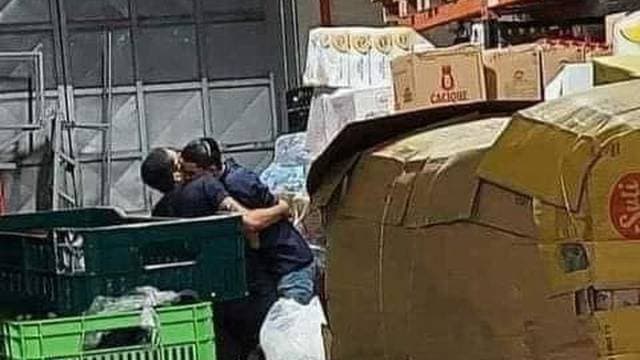 Mujer le lleva la comida a su marido y lo encuentra “abrazando” a su amigo