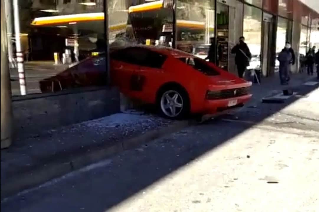 VIDEO: Ancianito estrella su Ferrari en centro comercial