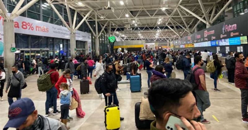 Negocios reducen aforo por Ómicron, pero centrales de autobuses lucen abarrotadas