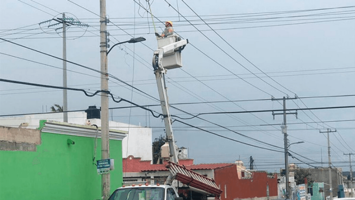 Sin luz viven de manera intermitente vecinos de la colonia Forjadores en Playa del Carmen