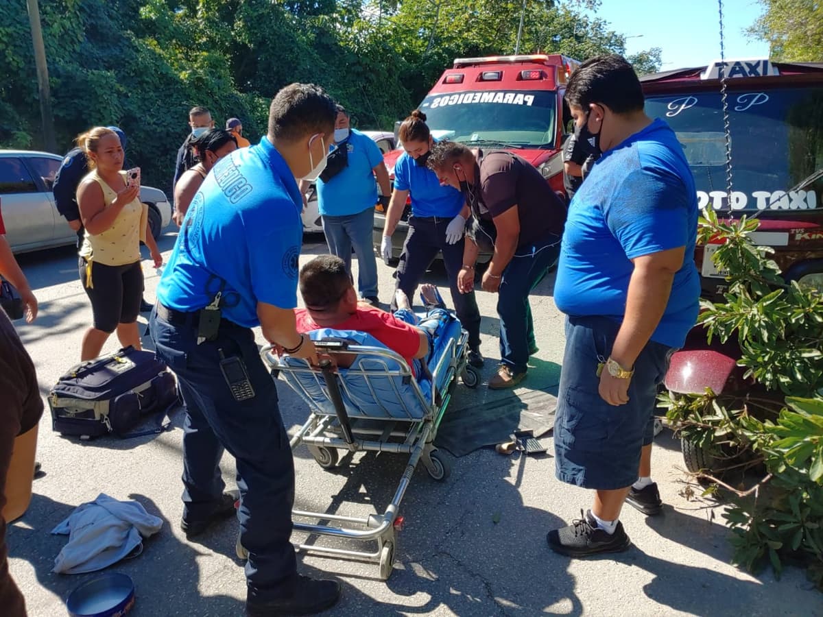 Choca taxista a mototaxi y deja dos lesionados en Cancún