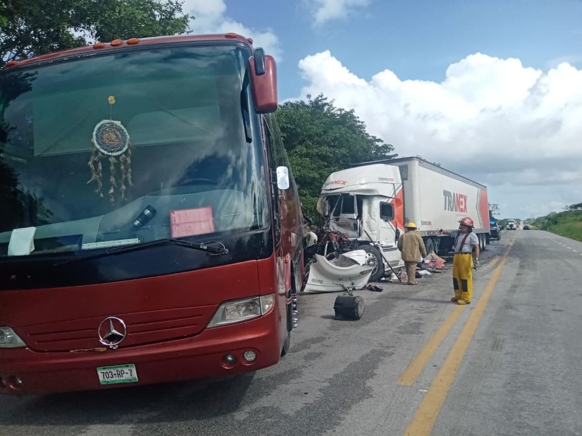 Choca camión contra autobús en Nicolás Bravo; hay 7 heridos