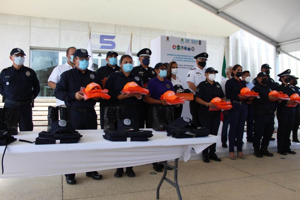 Más equipamiento y uniformes para corporaciones policiales que protegen a la gente