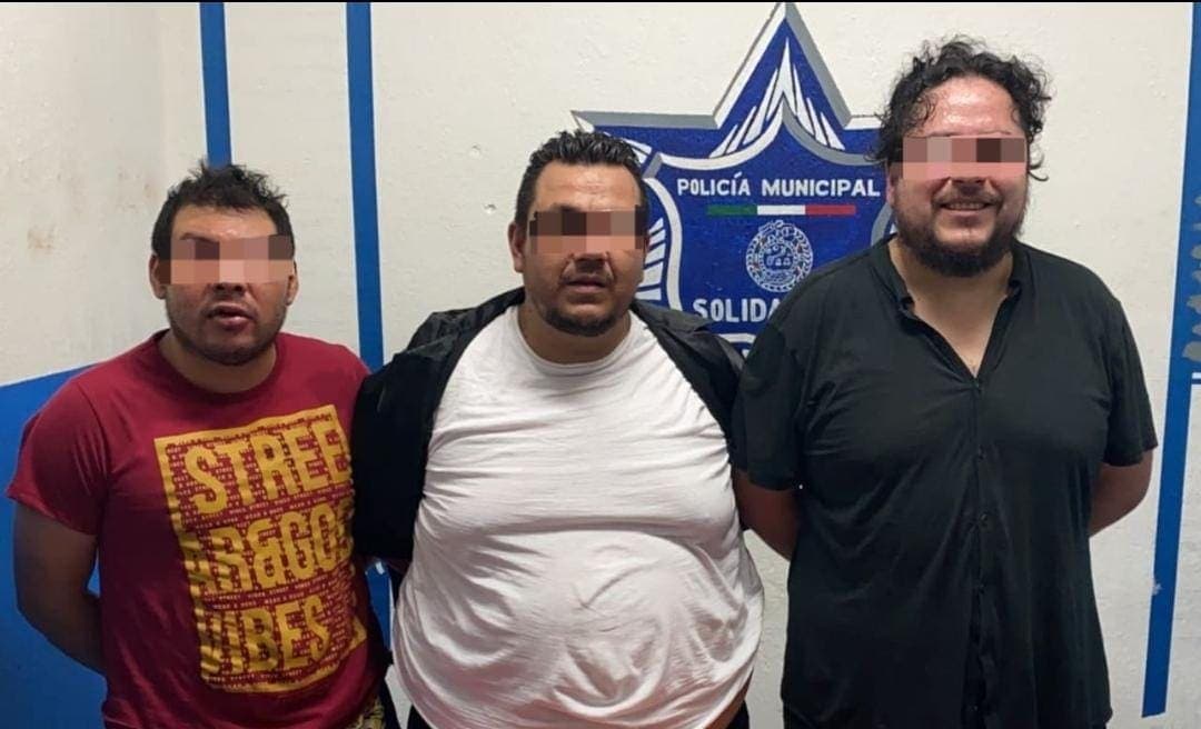 Agarran a tres 'alegres amigos' cargados con droga en Playa del Carmen