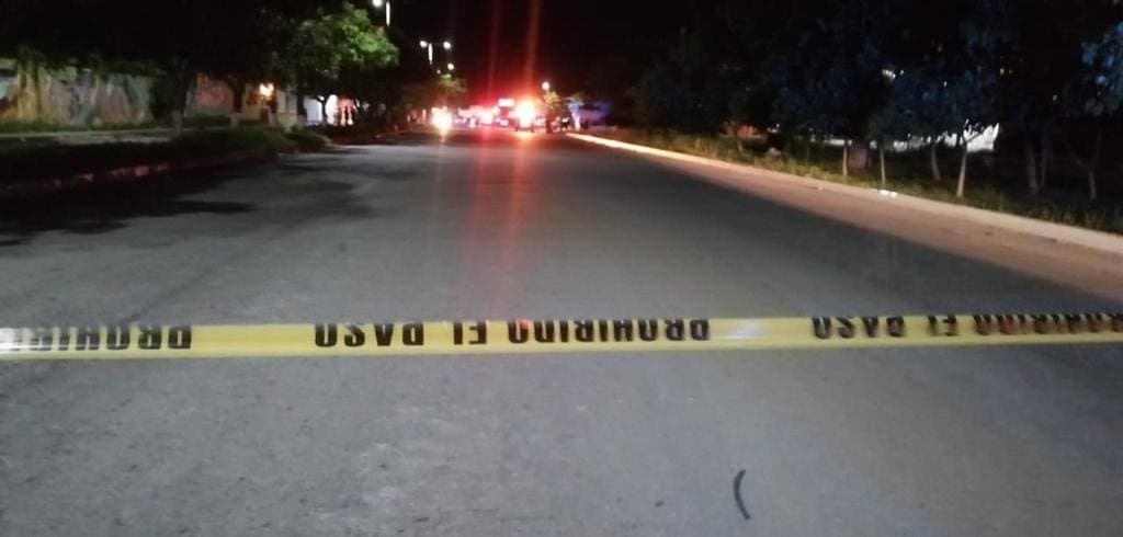 Sujetos a bordo de mototaxi intentan ejecutar a automovilista en Playa del Carmen