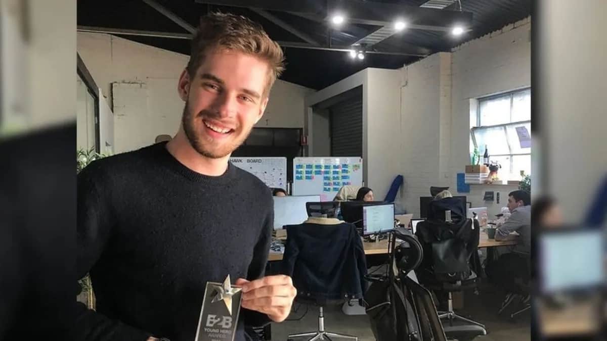 'Cualquiera puede hacer lo mismo': Joven pasa de vivir en la calle a ser millonario