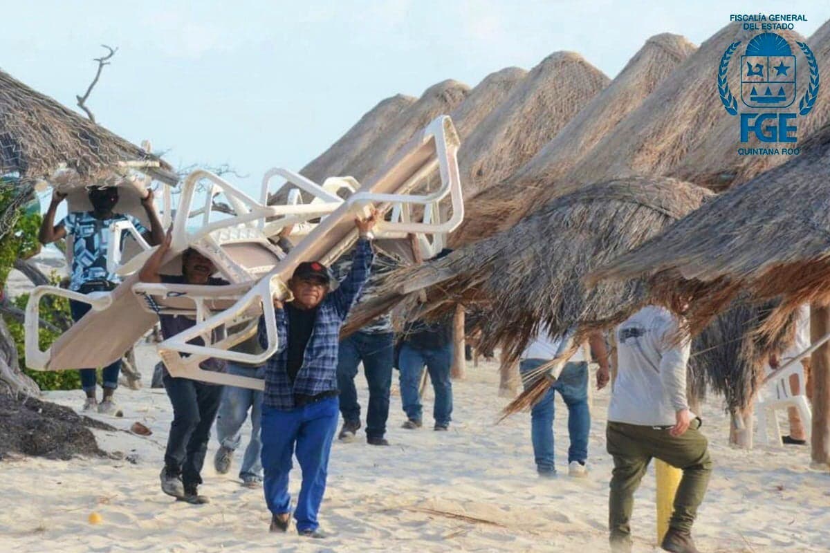 Mega operativo de limpia en Isla Blanca; barren con mobiliario de playa
