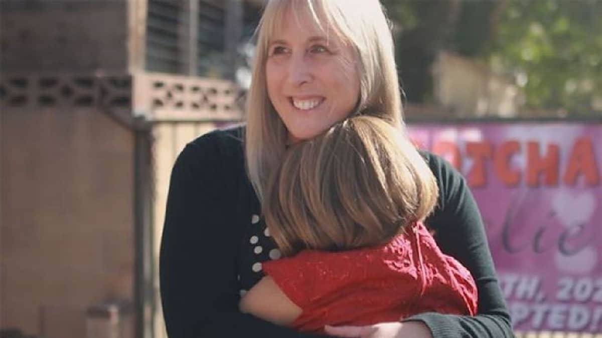 "Ella es mi hija": profesora adopta a alumna que vivía en hogar de acogida