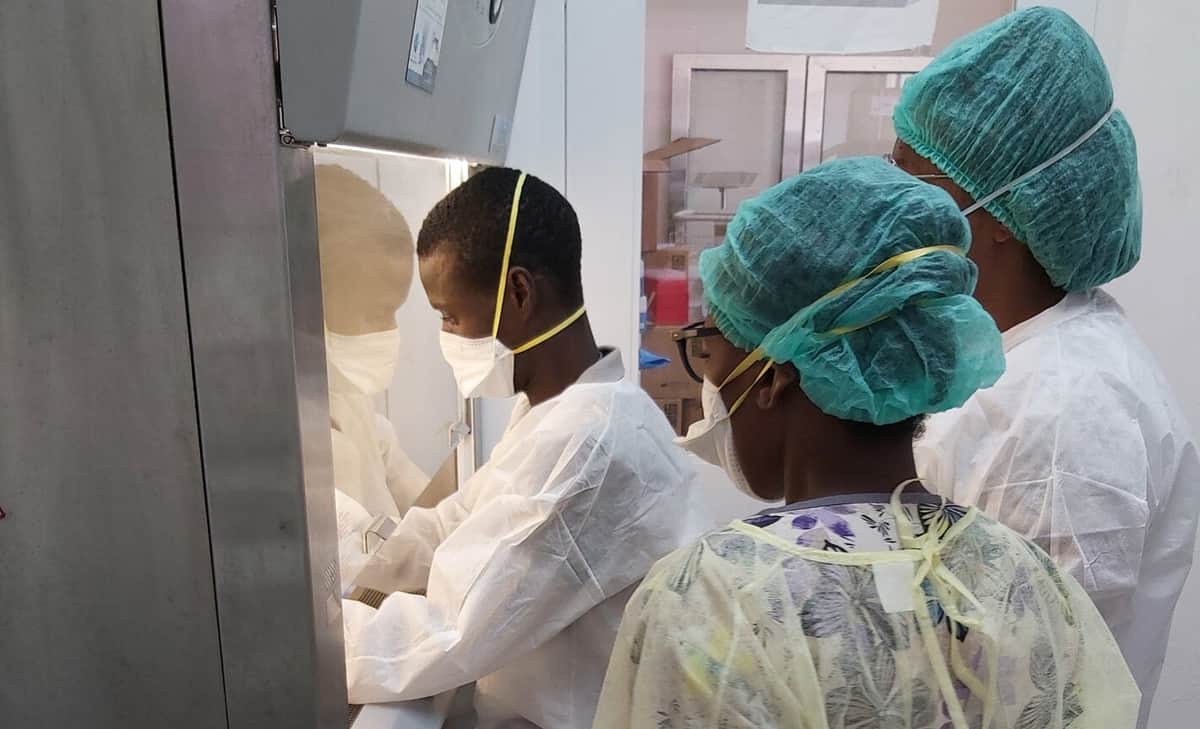 Casos de Ómicron se duplican rápidamente en el mundo, alerta la OMS