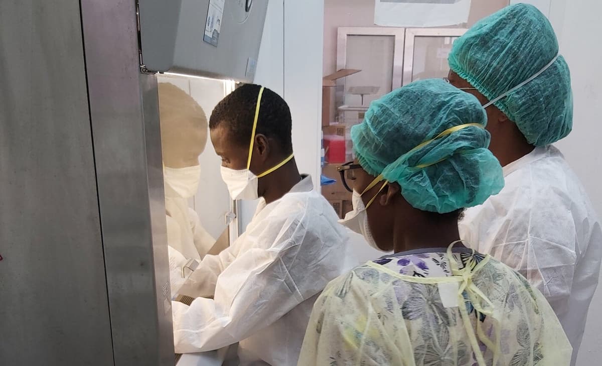 Casos de Ómicron se duplican rápidamente en el mundo, alerta la OMS