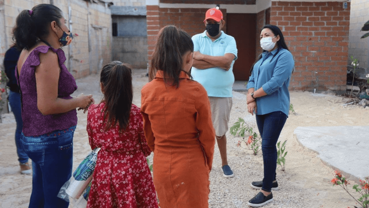 Atestigua Blanca Merari Tziu la entrega de casa construida con blocks de sargazo