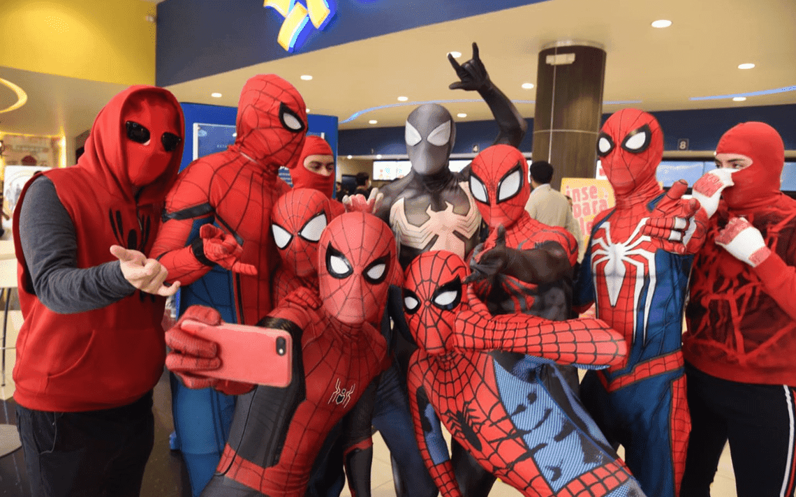 VIDEO: bailan disfrazados de Spider-Man en el estreno de 'No Way Home'