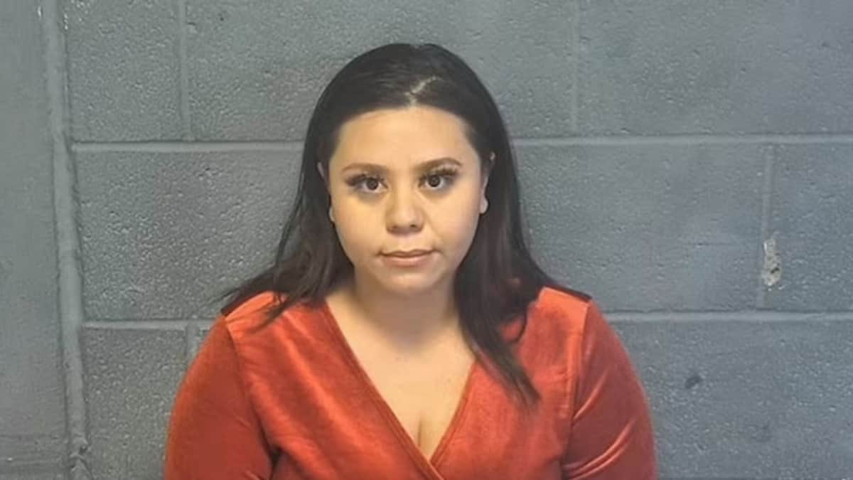 Mujer sale de fiesta a un bar y deja a sus cuatro hijos solos: 'Hace esto todo el tiempo'