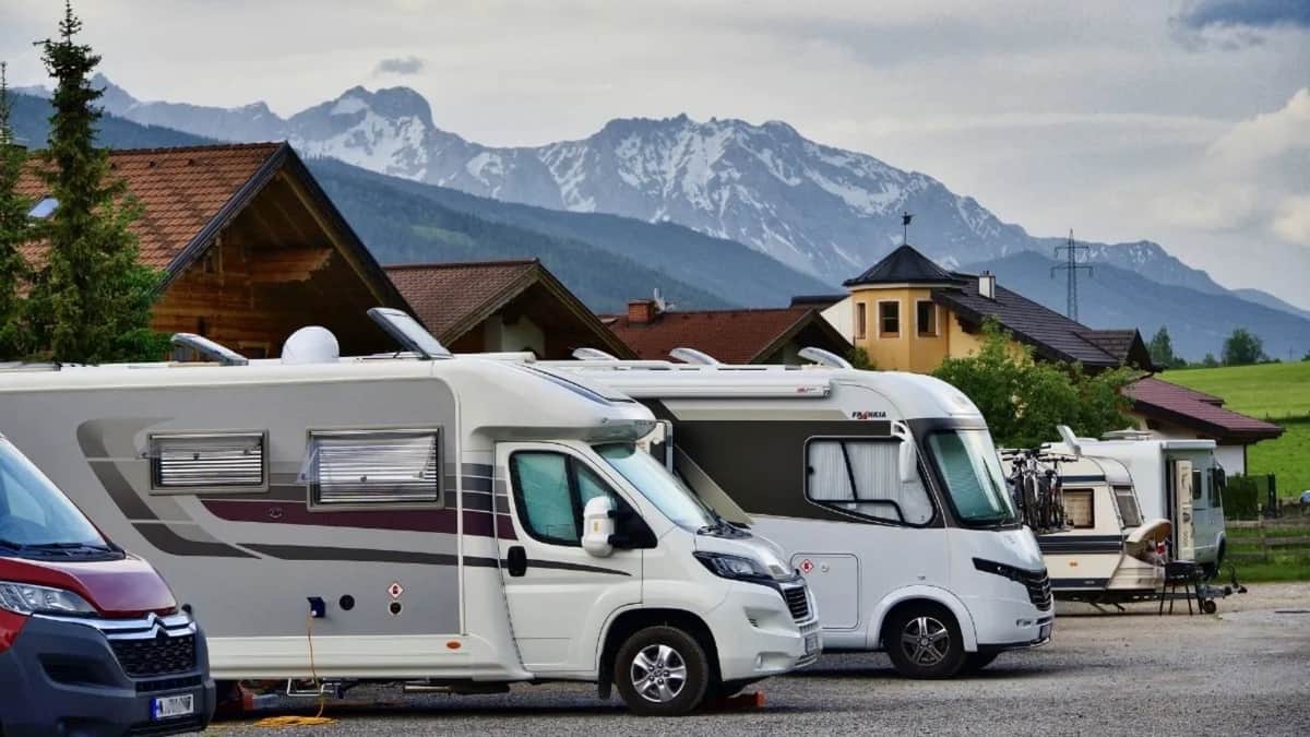 Millonario abandona Harvard y se va a vivir a una casa rodante y come puros enlatados