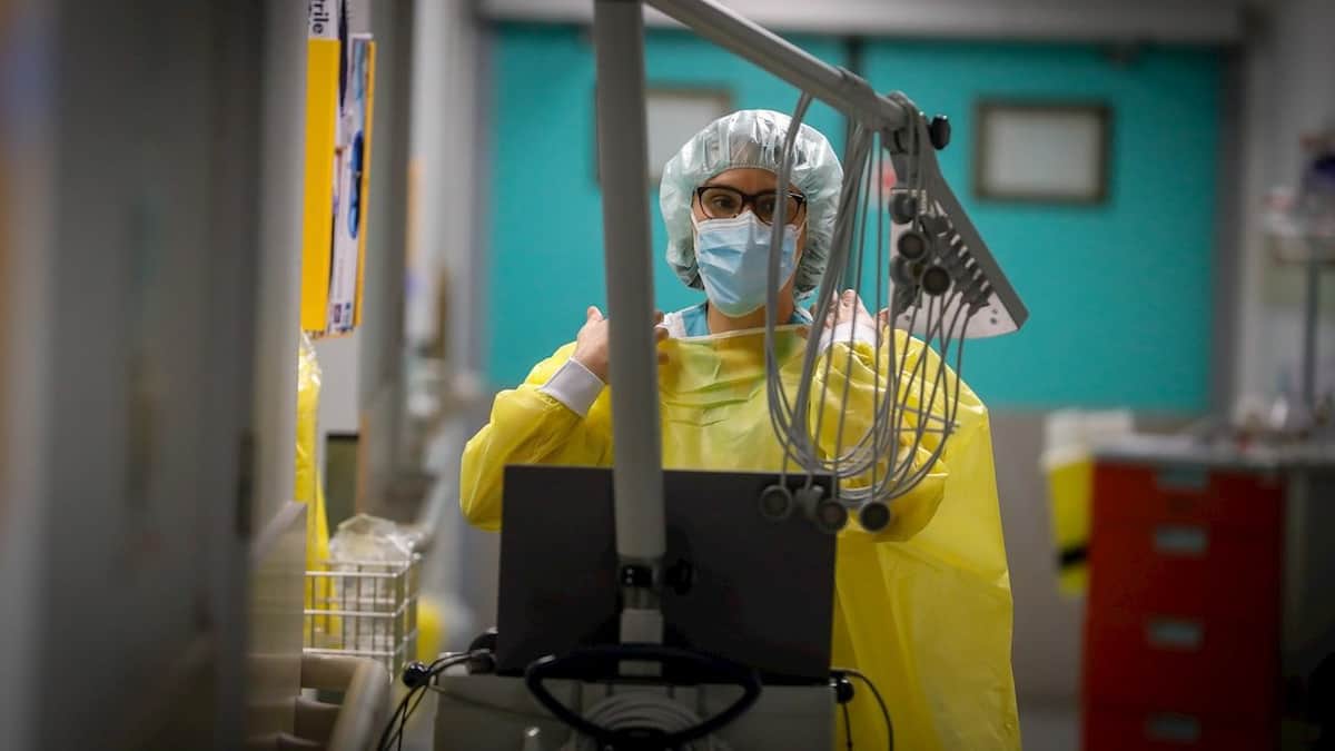 Europa pide medidas drásticas ante Ómicron; vacunas no la frenan