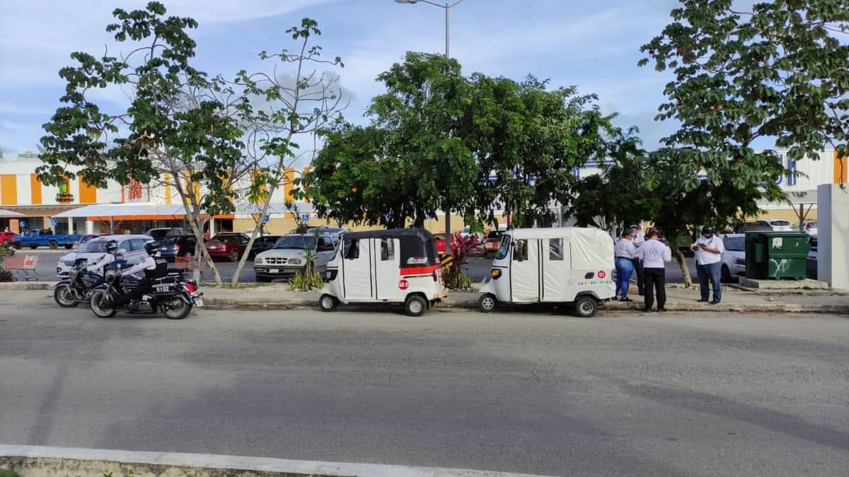 Tenso pleito entre taxistas y mototaxistas en Playa del Carmen
