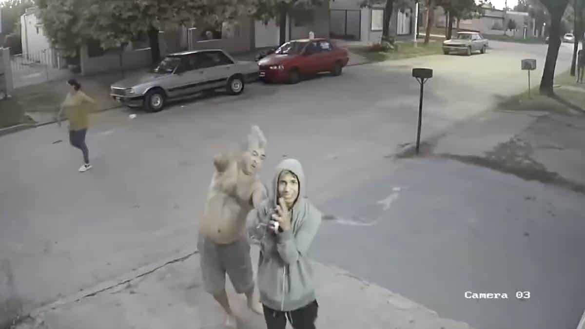 Sujeto atrapa a ladrón, lo golpea con machete y lo pone de rodillas frente a cámara de seguridad