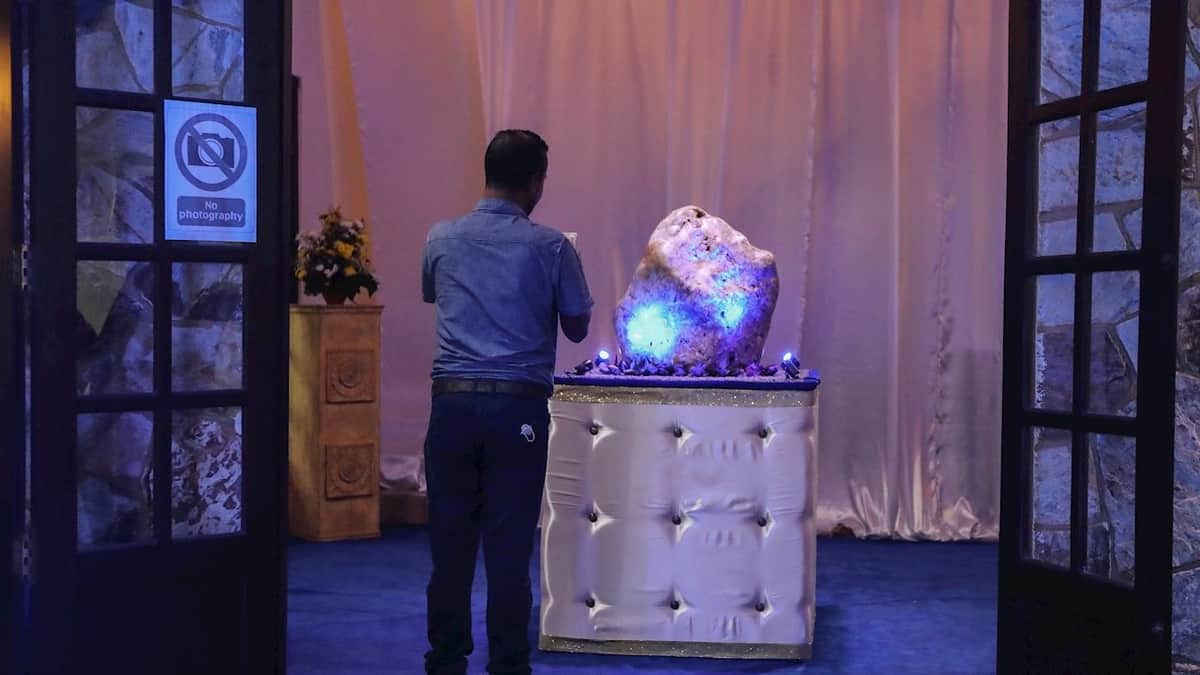 Subastan el zafiro azul ‘más grande del mundo'; pesa 310 kilos