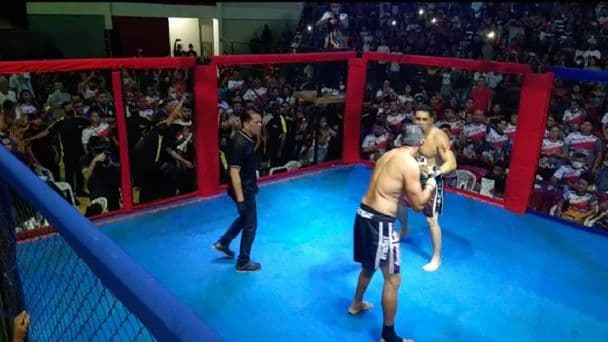 Políticos dirimen sus diferencias en el ring... con una pelea al estilo UFC