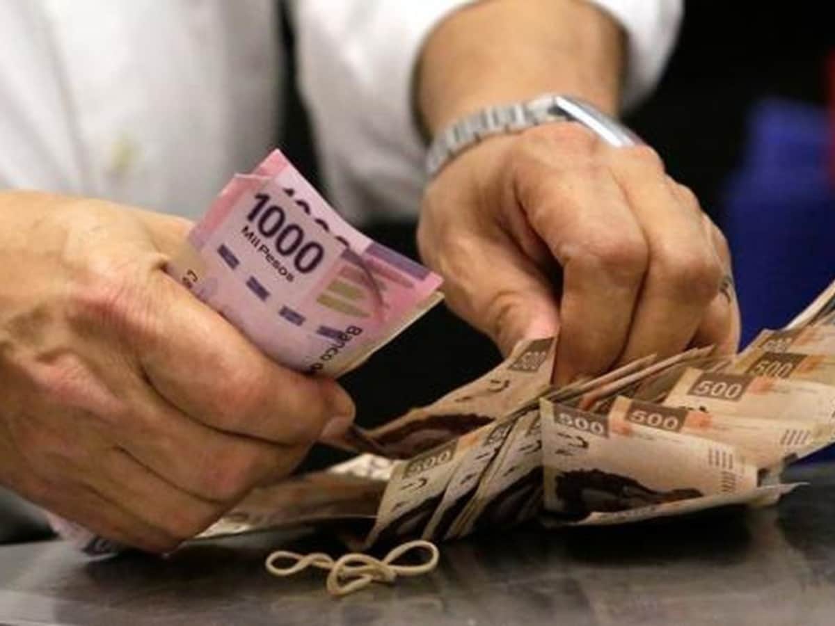 Hombre encuentra mochila con fajos de billetes, la devuelve a su dueño y rechaza la recompensa