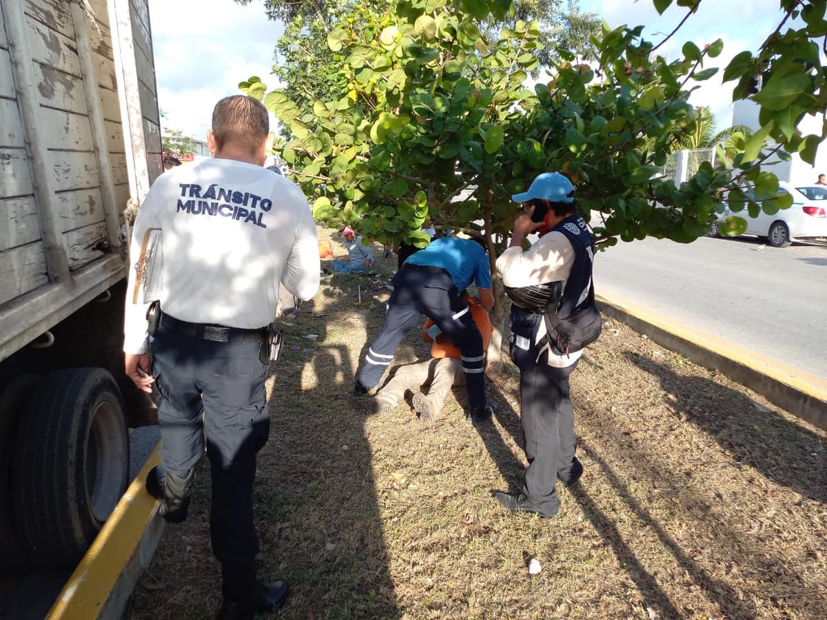 Borracho arrolla a trabajadores municipales de Playa del Carmen; hay 3 personas graves