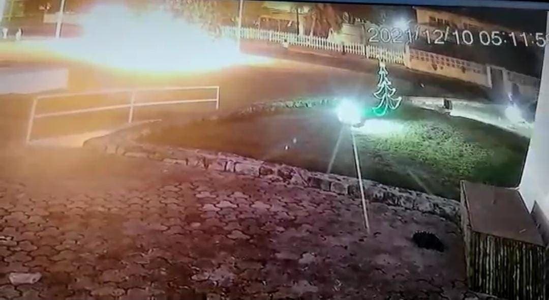 Video: Vandalizan árbol de Navidad y paredes del Congreso de Q. Roo