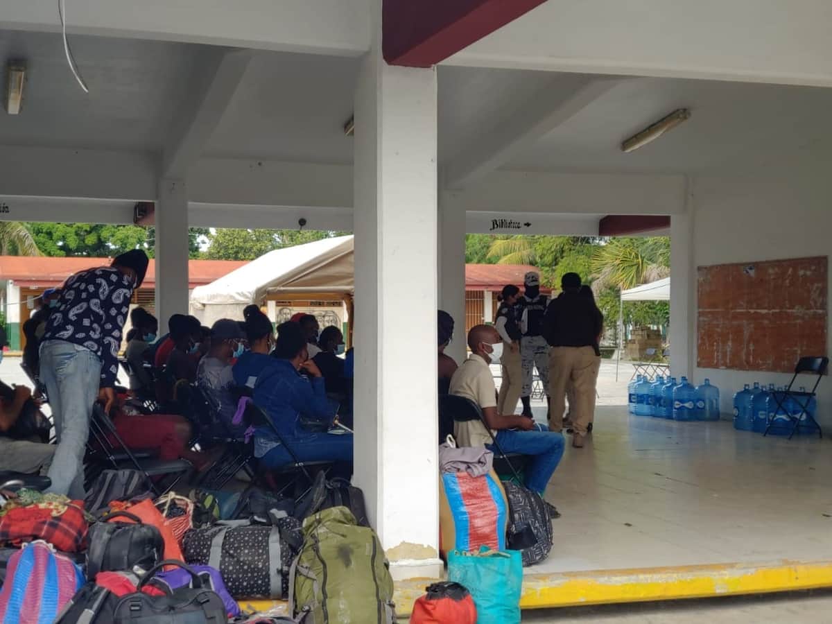 Resguardan a decenas de migrantes haitianos en escuela de Cancún