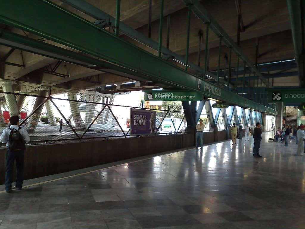 Rescatan a mujer que subió a estructura de la estación Apatlaco y amenazó con aventarse