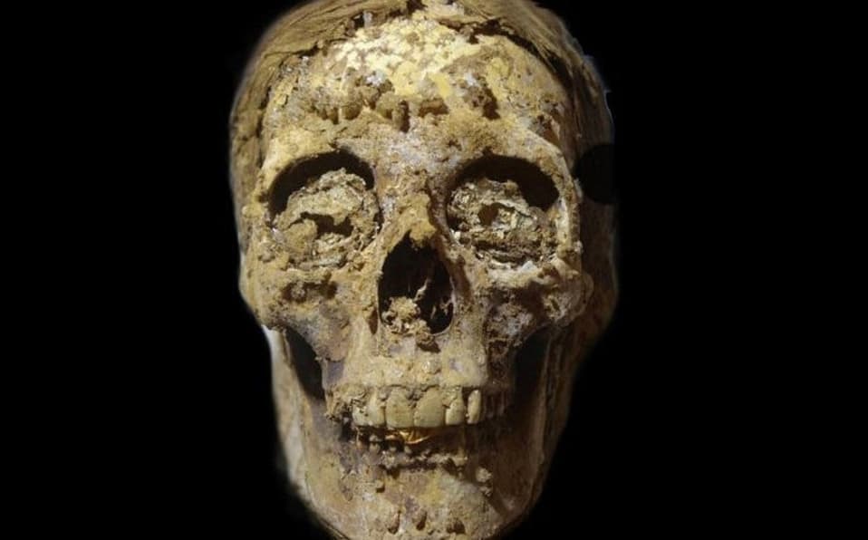 Investigadoras hallan momias con lenguas de oro en Egipto