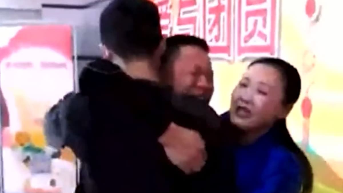 Padre encuentra a su hijo secuestrado hace 14 años, el joven no quiere volver con él