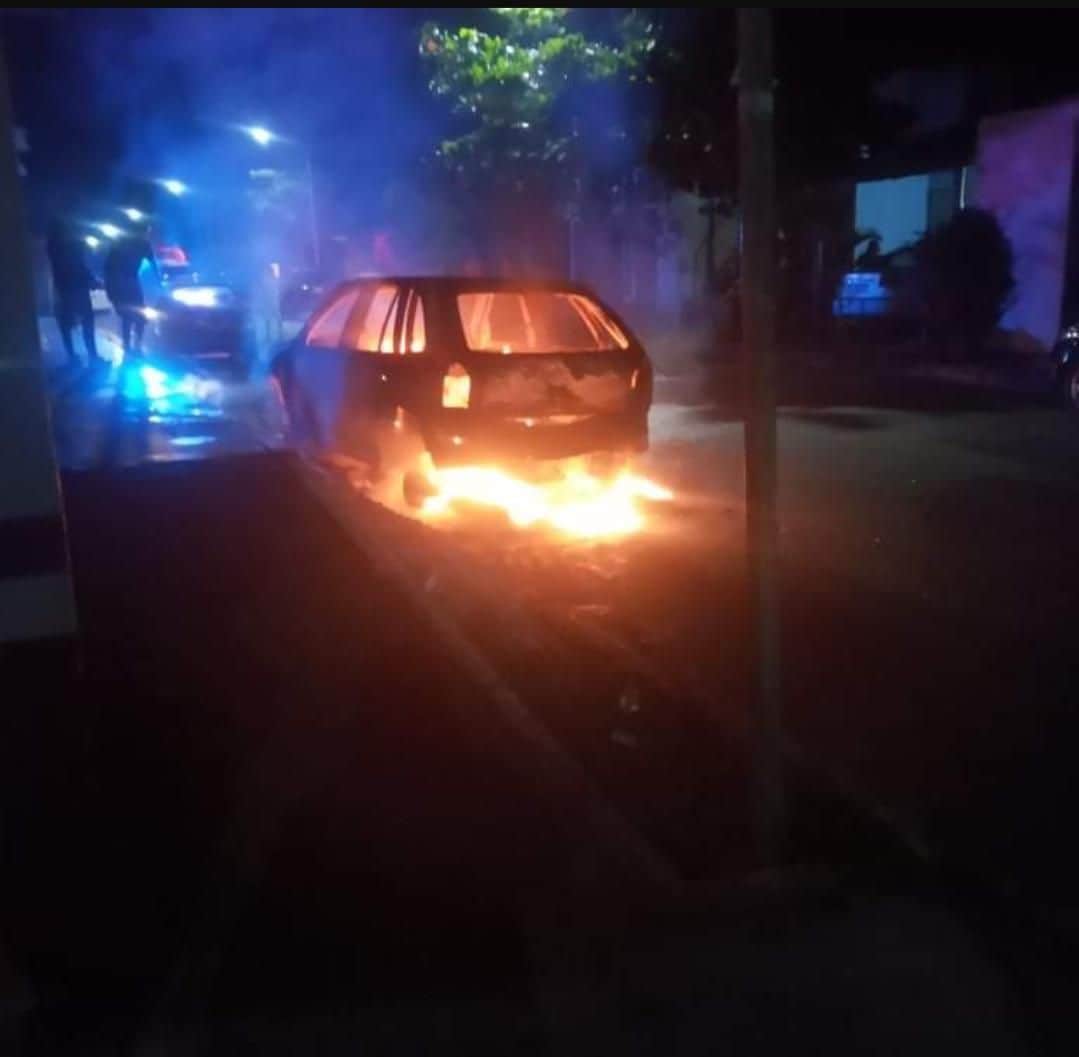 Se incendia taxi en Playa del Carmen y conductor sobrevive de milagro