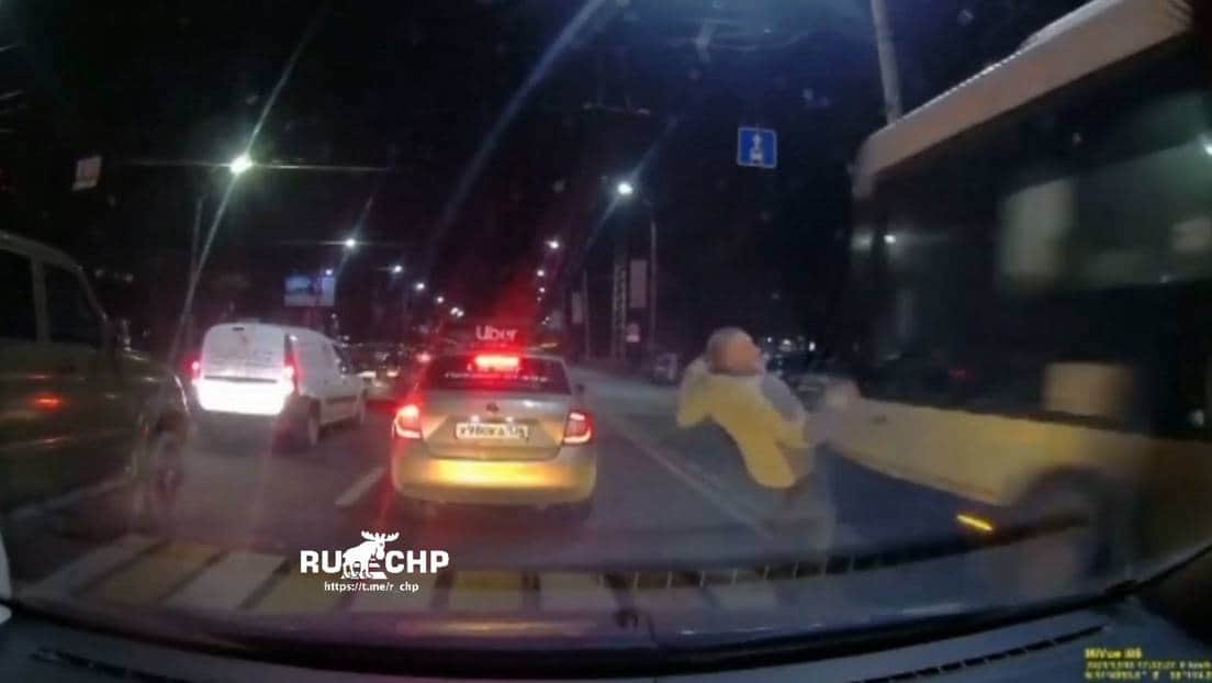 Video: Un hombre evitó ser atropellado por un autobús al echarse hacia atrás