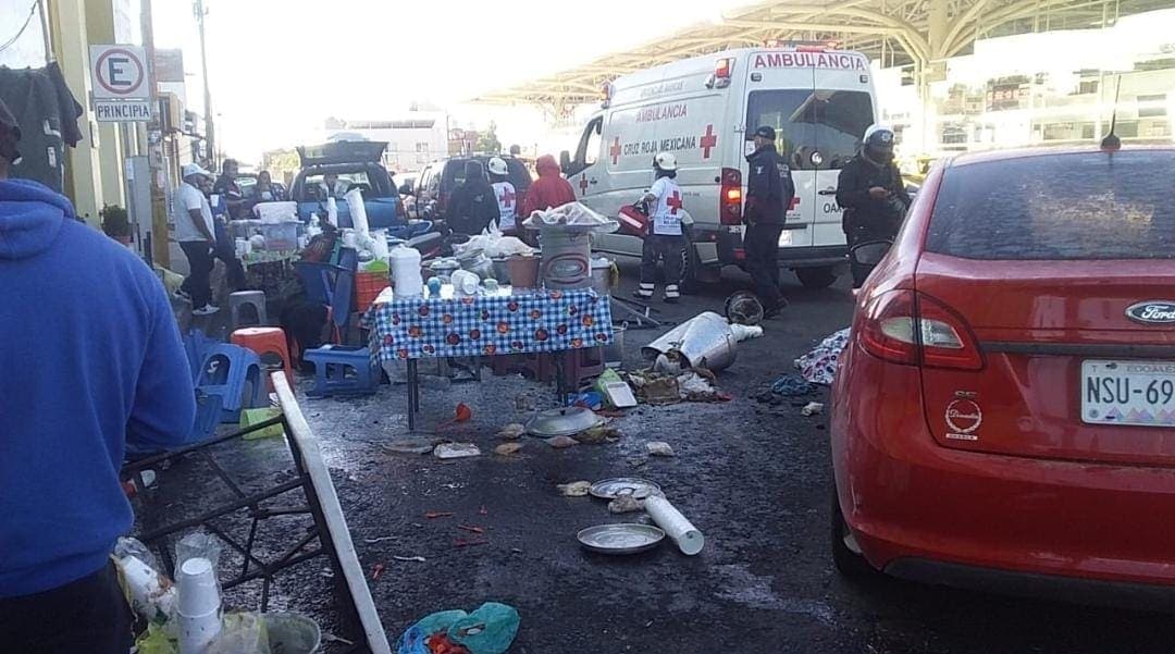 Video: Automovilista se estrella contra puesto de tamales en Oaxaca