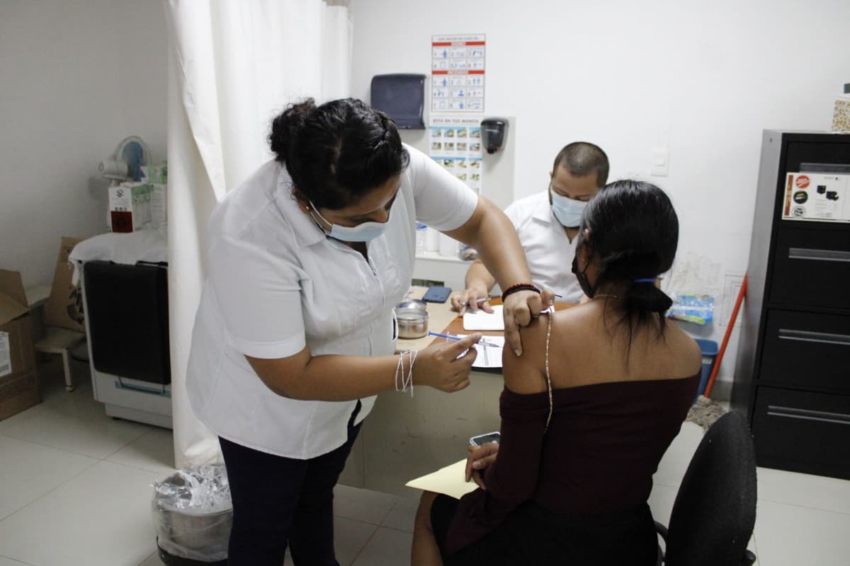 Lista la jornada de vacunación contra Covid-19 para adolescentes de 15 a 17 años en Puerto Morelos